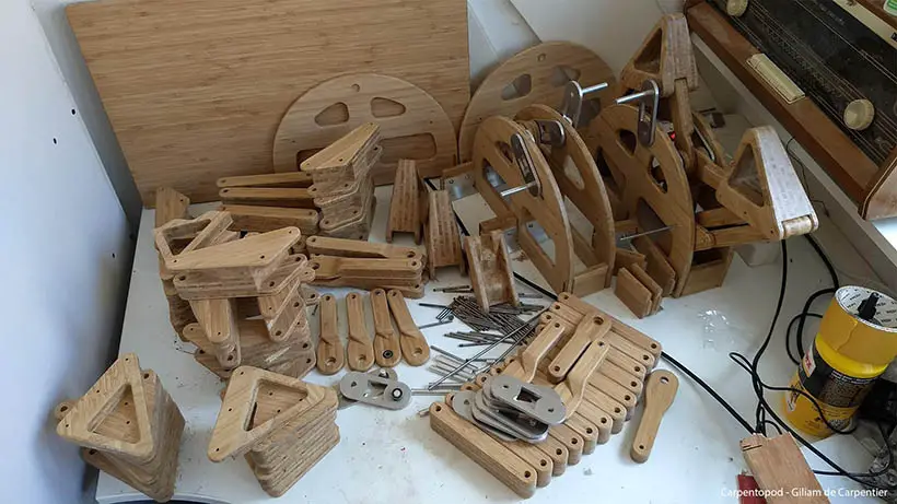 Carpentopod: A Walking Table Powered By Two Motors by Giliam de Carpentier