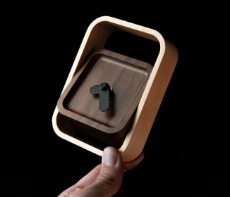 Minimalist and Elegant Wooden Desk Clock by Lautaro Lucero