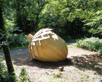 Le Monde dans un Gland Meditation Pod Constructed From Interlocking Layers of Plywood