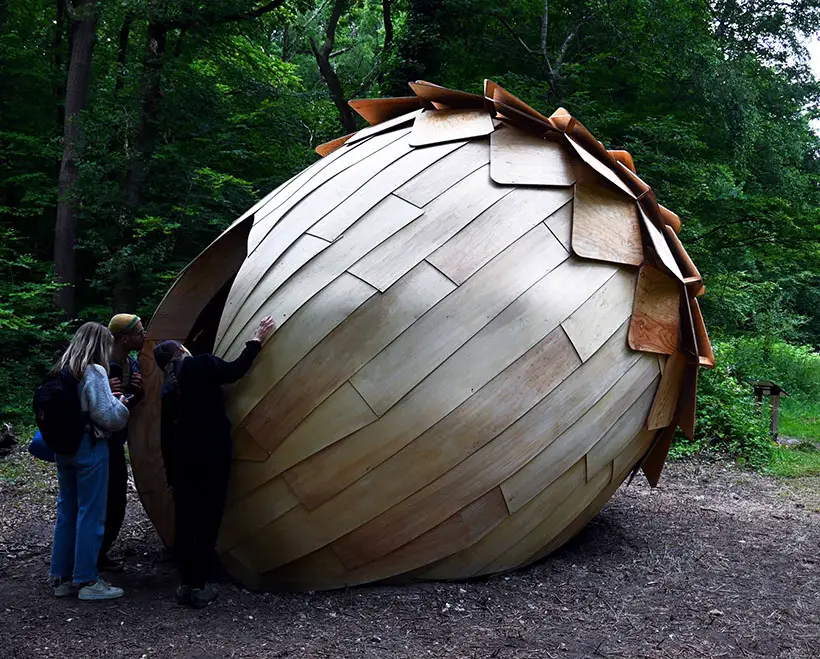 Le Monde dans un Gland Meditation Pod by LFZ Studio