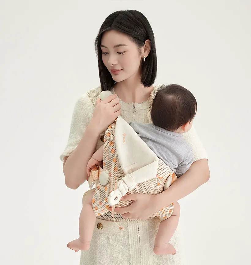 Baby Carrier with Magnetic Buckle Design by O_1 Design