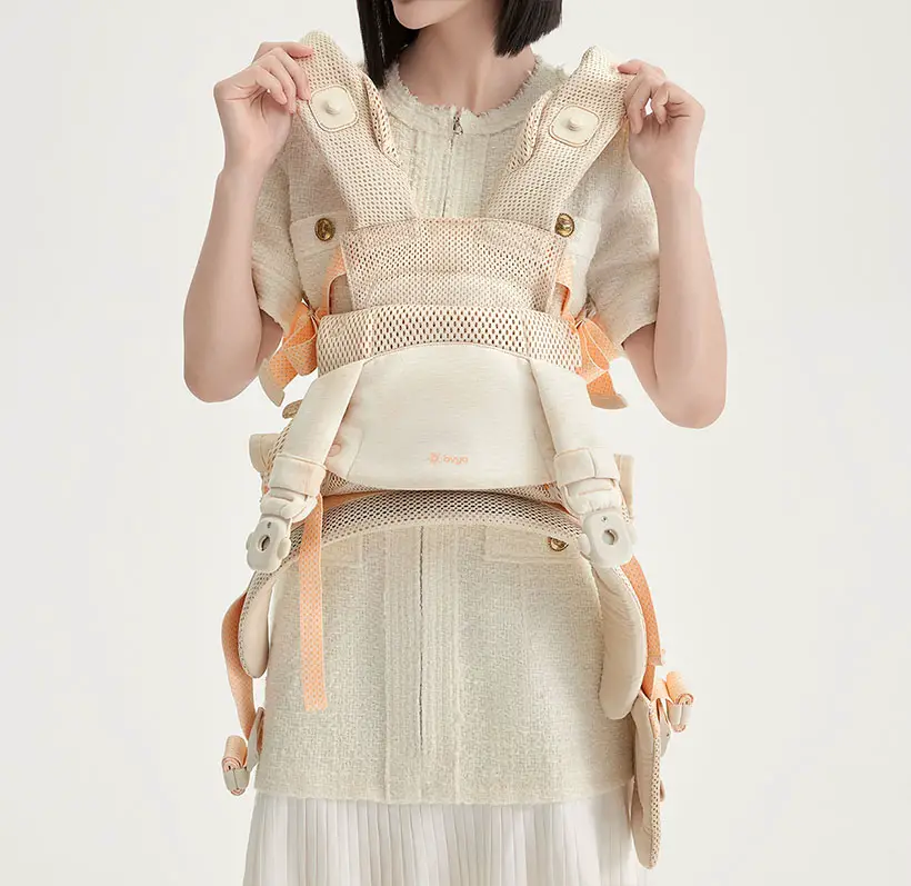 Baby Carrier with Magnetic Buckle Design by O_1 Design