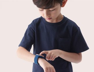 AKI Smartwatch for Children with Location Detection, Geo-Fencing Technology, and Personalized Positioning