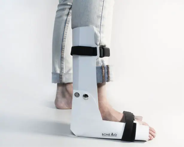 BoneAid Flat-Packed Board For Fixing Fractures by Wang Yu Chi, Huang Yu Man, and Chen Jia Ling