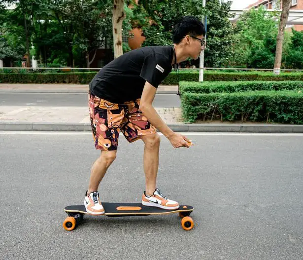 DX Skateboard Concept with Built-in Camera and Remote Control by Xiaochen Wang, Jing Hongzheng, and Tian Xiangwen