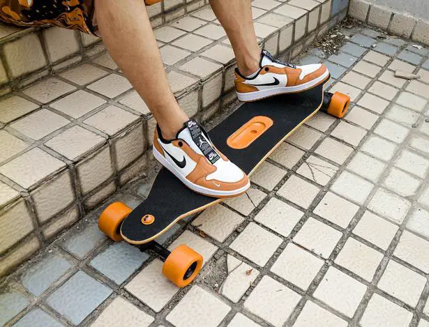DX Skateboard Concept with Built-in Camera and Remote Control by Xiaochen Wang, Jing Hongzheng, and Tian Xiangwen