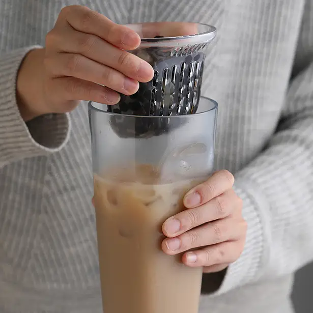 Float Strawless Bubble Tea cup Packaging Design by Fang Shih and Tian-Yu Wu