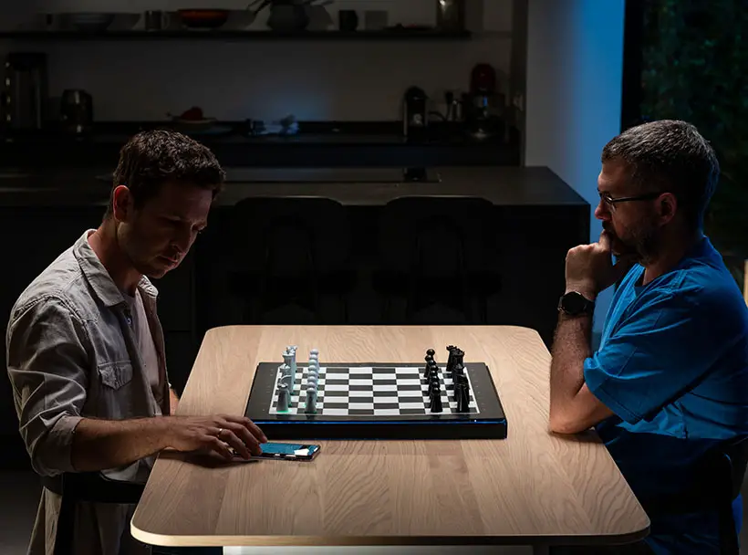 GoChess revolutionizes chess with robotically moving pieces