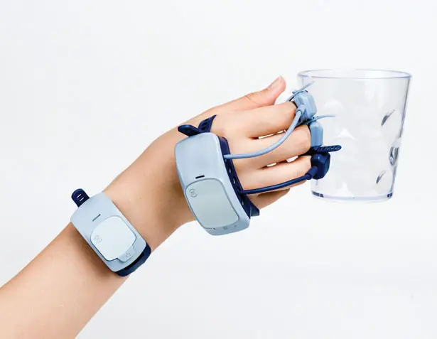 MANOVIVO Wearable Smart Glove for People with Rheumatoid Arthritis by Kim Guiyoung, Prof. Kim Jieun, and Lee Hyejeong