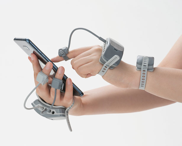 MANOVIVO Wearable Smart Glove for People with Rheumatoid Arthritis by Kim Guiyoung, Prof. Kim Jieun, and Lee Hyejeong