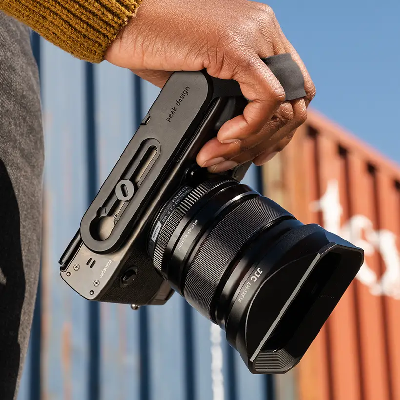 Micro Clutch: Specially Designed Hand Strap for Mirrorless Cameras