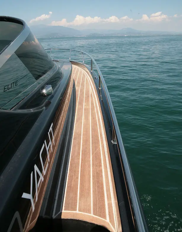 Need 32' Yacht by Paolo Ferragni