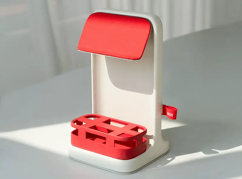 Plat: A Compact Desk Organizer and Wireless Charger in One