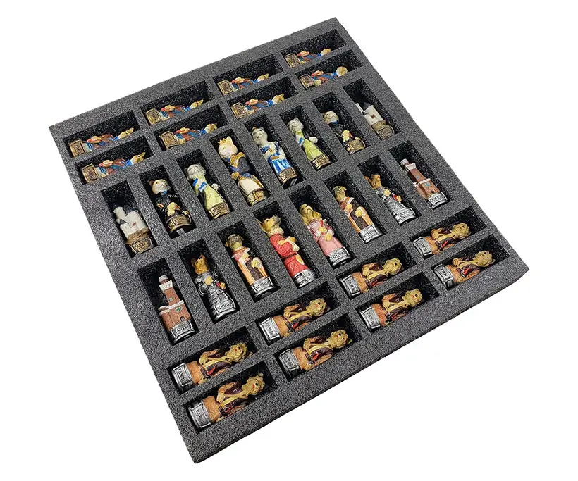 Royal Cats vs Dogs Chess Pieces Set