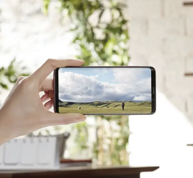 Samsung Galaxy S9 Smartphone - slow-mo video, AR emoji, dual aperture lens