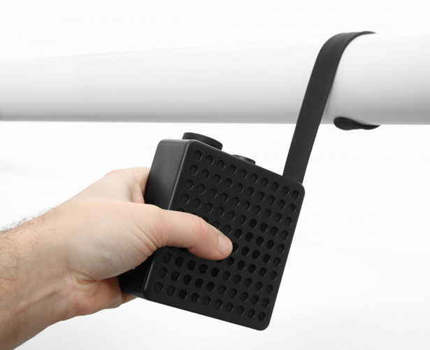 The Monkey : Radio Speaker Features Antenna That Snaps Just Like a Monkey Tail