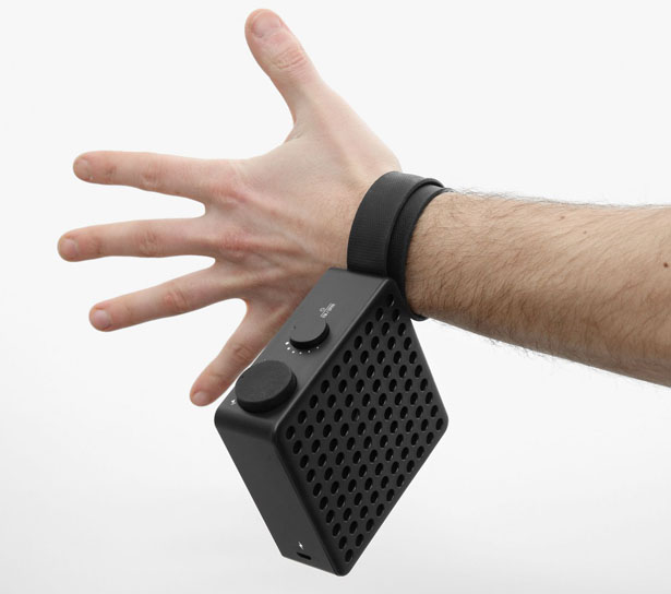 The Monkey : Radio Speaker Features Antenna That Snaps Just Like a Monkey Tail