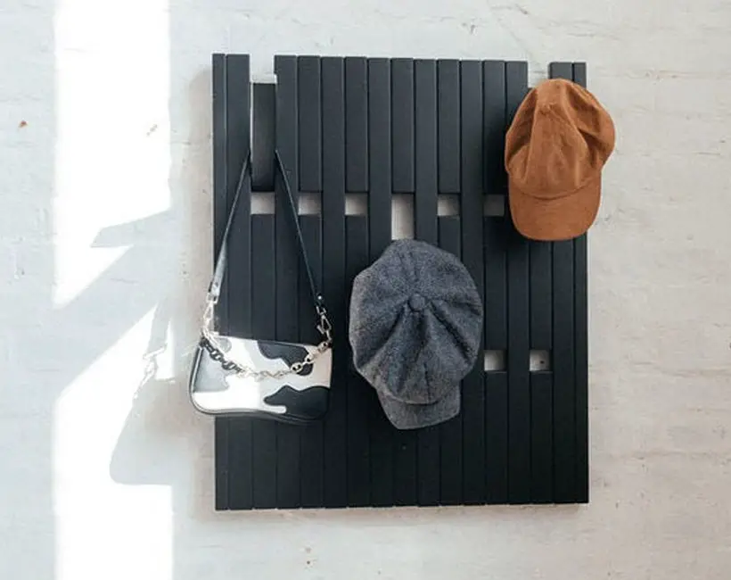 ThreeFriendCarpenter Wall Hanger Design Combines Function, Aesthetics, and Practicality